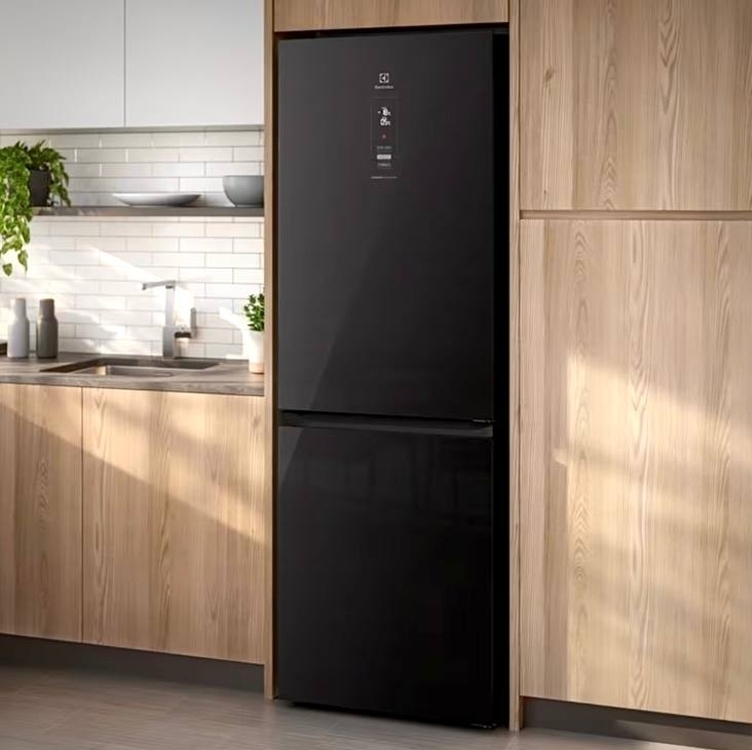 Geladeira Electrolux Frost Free Inverter 322L IB42G Efficient com AutoSense Inverse e Painel Digital - Black Glass Geladeira Electrolux Frost Free Inverter 322L IB42G Efficient com AutoSense Inverse e Painel Digital - Black Glass