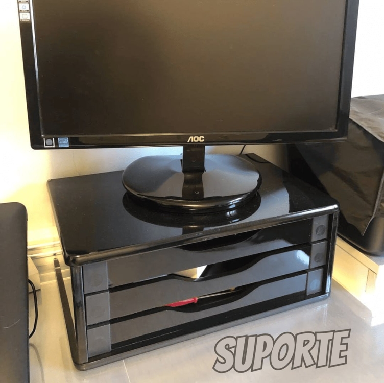 Suporte de Monitor 2 Gavetas, Mdf Preto (Black Piano) - Souza & Cia Suporte de Monitor 2 Gavetas, Mdf Preto (Black Piano) - Souza & Cia