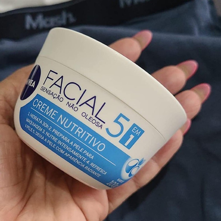 NIVEA Creme Facial Nutritivo 100g - Sua fórmula à base de água, Karité e Vitaminas hidrata por 24h sem deixar a pele oleosa, além de ser um ótimo primer NIVEA Creme Facial Nutritivo 100g - Sua fórmula à base de água, Karité e Vitaminas hidrata por 24h sem deixar a pele oleosa, além de ser um ótimo primer