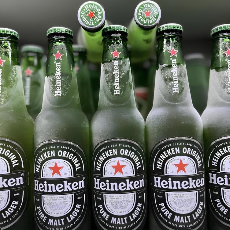 Cerveja Heineken Garrafa 600ml - 12 unid. Cerveja Heineken Garrafa 600ml - 12 unid.