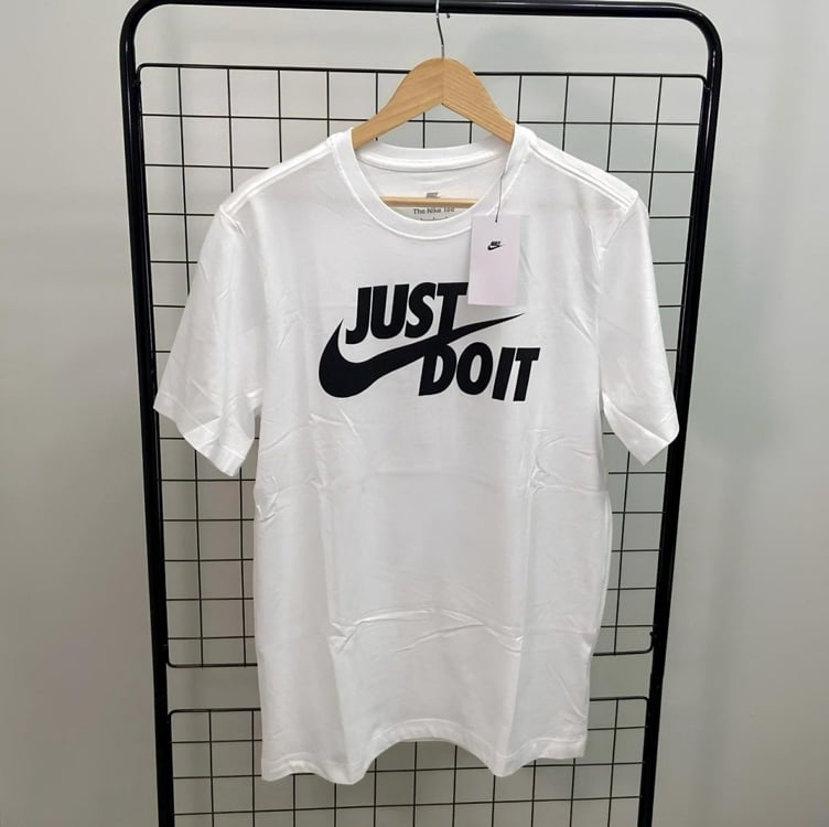 Camiseta Nike Estampa Just Do It Swoosh Masculina - Branco Camiseta Nike Estampa Just Do It Swoosh Masculina - Branco