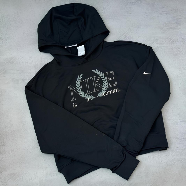 Blusão Nike Dri-FIT Get Fit Feminino - Preto+Branco Blusão Nike Dri-FIT Get Fit Feminino - Preto+Branco