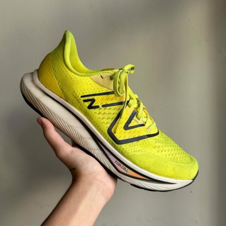 Tênis New Balance Fuelcell Rebel V3 Amarelo Tênis New Balance Fuelcell Rebel V3 Amarelo