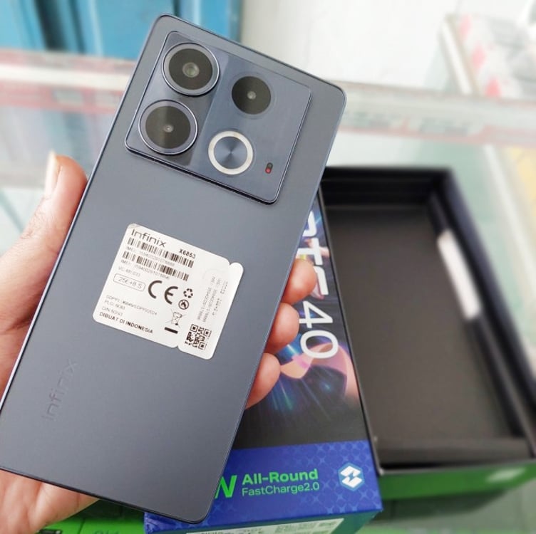 Smartphone Infinix Note 40 5G 12GB RAM 512GB AMOLED Dual Chip NFC 6,78” + Pad de Carregamento Sem Fio - Preto Obsidiana Smartphone Infinix Note 40 5G 12GB RAM 512GB AMOLED Dual Chip NFC 6,78” + Pad de Carregamento Sem Fio - Preto Obsidiana