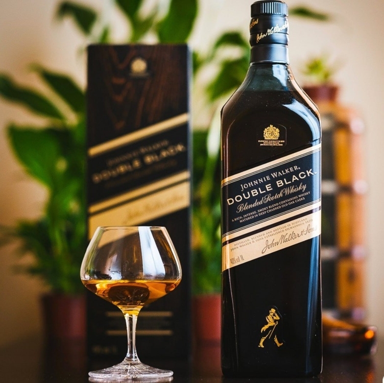 Whisky Johnnie Walker Double Black Label 12 Anos 1 Litro Whisky Johnnie Walker Double Black Label 12 Anos 1 Litro